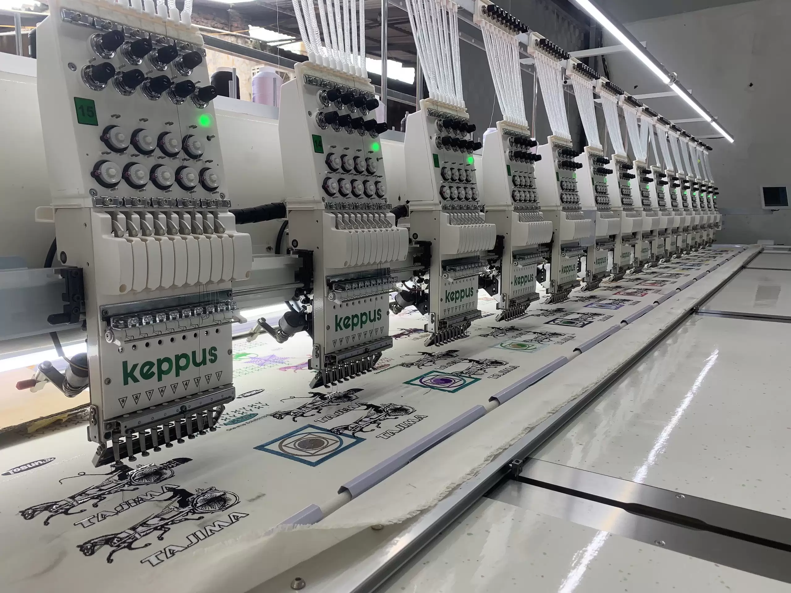 các máy thêu vi tính hoạt động