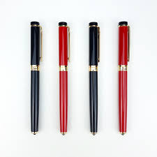 4 bút ký màu đỏ và xanh lá